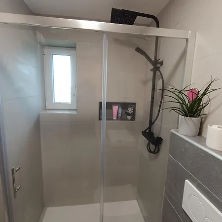 Apartma Z Lepo Teraso Za 3+1 Osebe