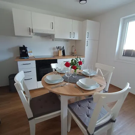 Apartma Z Lepo Teraso Za 3+1 Osebe Apartman *