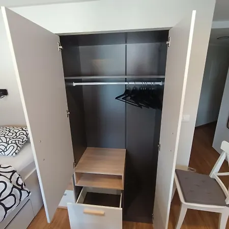 Apartma Z Lepo Teraso Za 3+1 Osebe דירה *