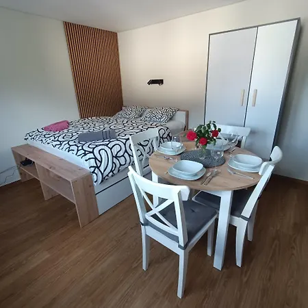 Apartma Z Lepo Teraso Za 3+1 Osebe Apartman