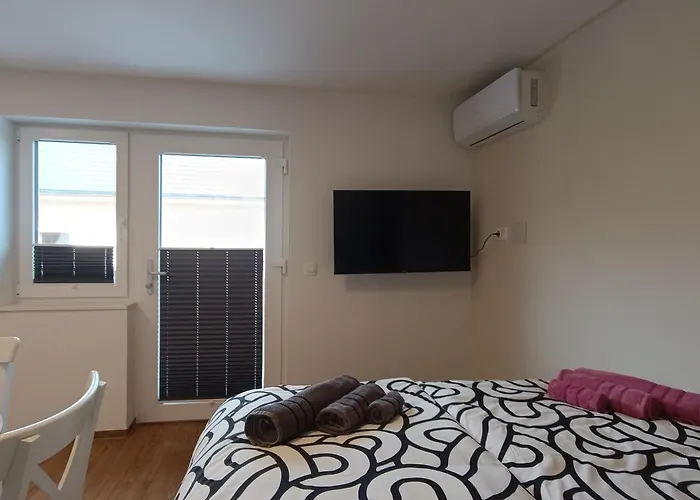 Apartma Z Lepo Teraso Za 3+1 Osebe شقة