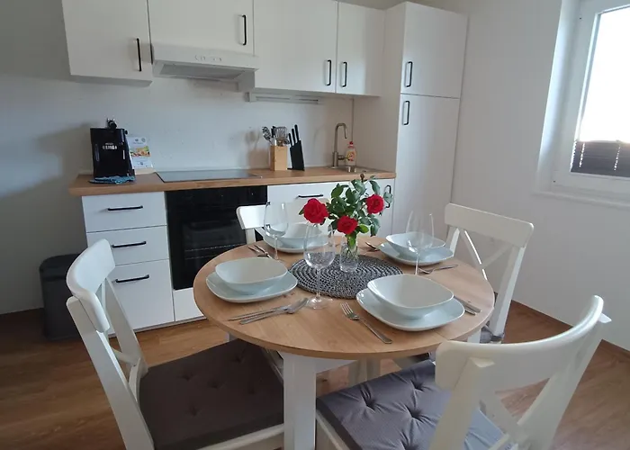 Apartma Z Lepo Teraso Za 3+1 Osebe شقة *